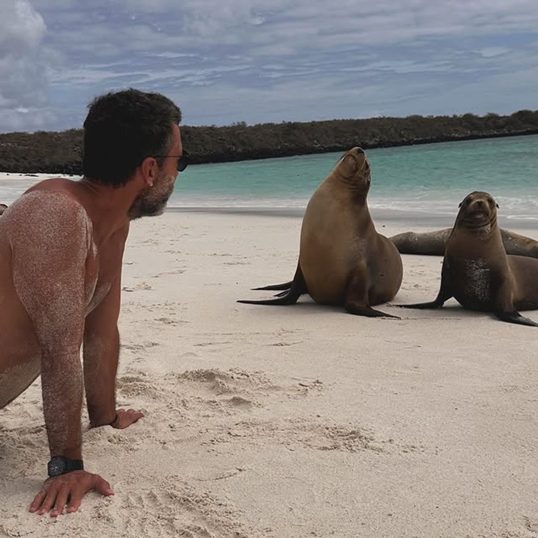 Jota Cabrera, novio de Sara Carbonero, imita divertido a los leones marinos en las islas Galápagos