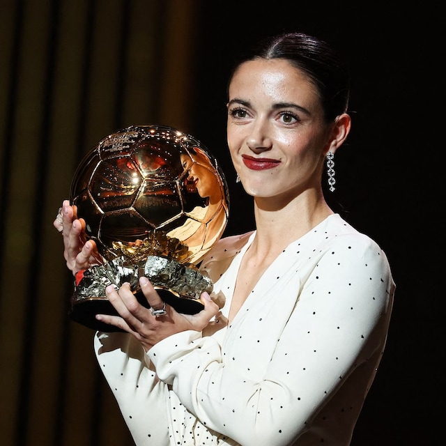 Primer plano de Aitana Bonmatí con el Balón de Oro 2024