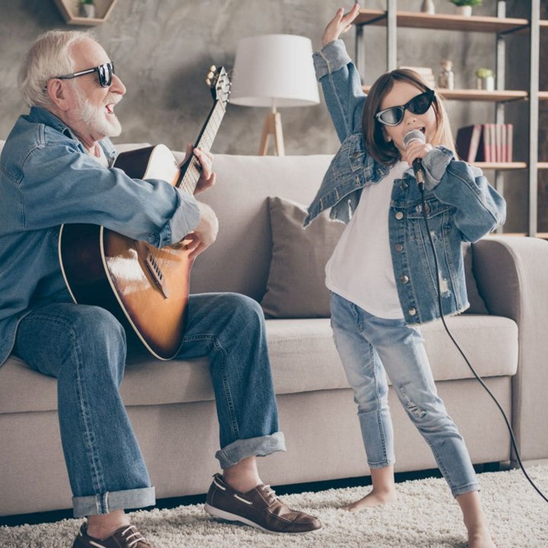 ¿Y si organizamos un karaoke en casa con nuestros hijos?