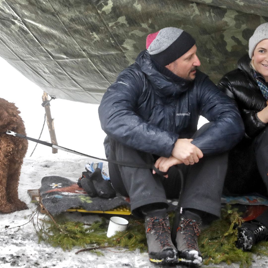 Las imágenes más llamativas de Haakon y Mette-Marit de Noruega ¡en la nieve con su perrita y junto a una fogata!