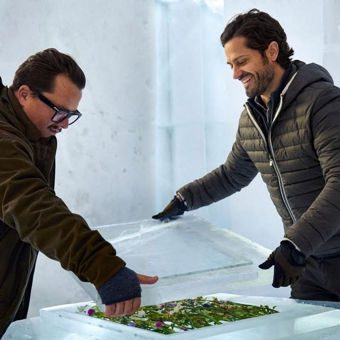 Carlos Felipe de Suecia y Oscar Kylberg, socios de la firma Bernadotte & Kylberg en la suite del Icehotel365, Suecia
