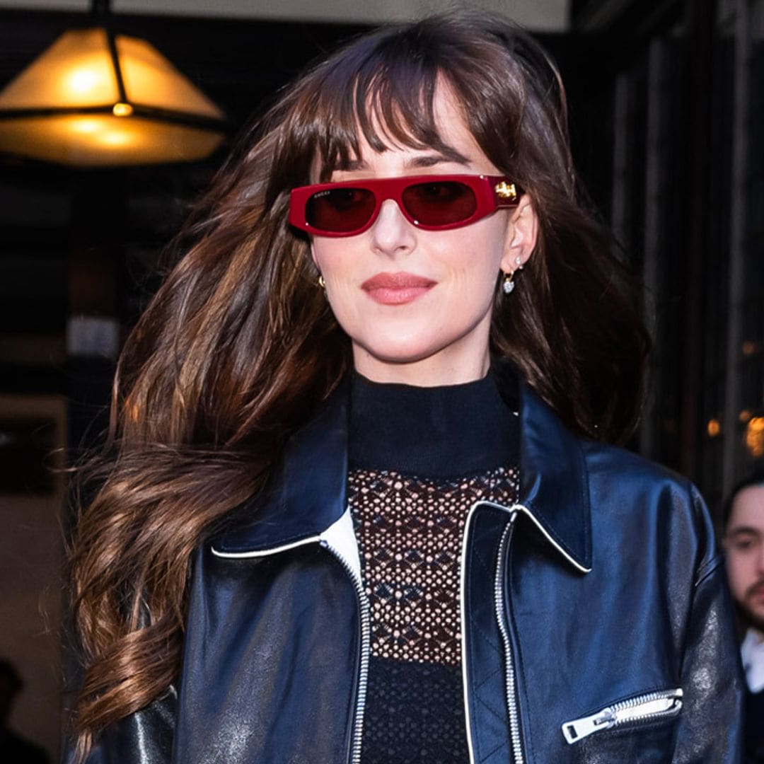 Un vestidazo transparente y otros lookazos con los que Dakota Johnson ha conquistado Nueva York