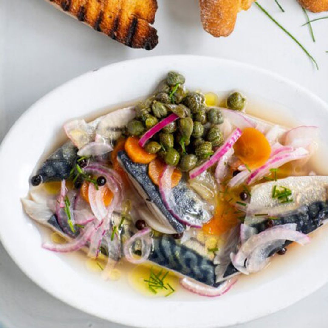 Caballa marinada con alcaparras sobre salsa de yogur