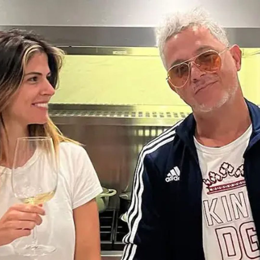 Alejandro Sanz y Stephanie Cayo no dejan nada a la imaginación: su apasionado beso en el concierto del cantante en Brooklyn