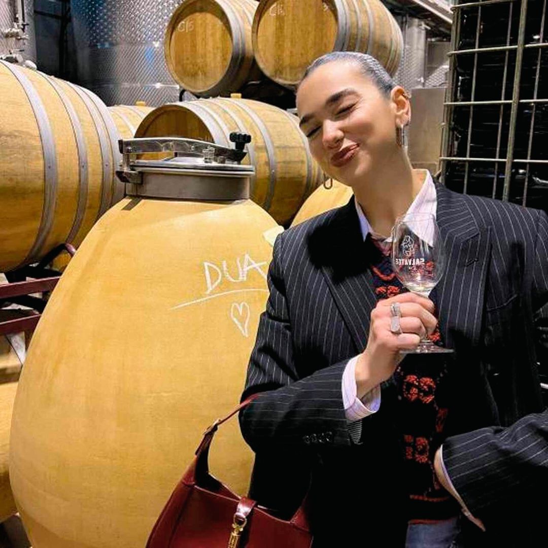 Dua Lipa en su visita a las bodegas de Barcelona