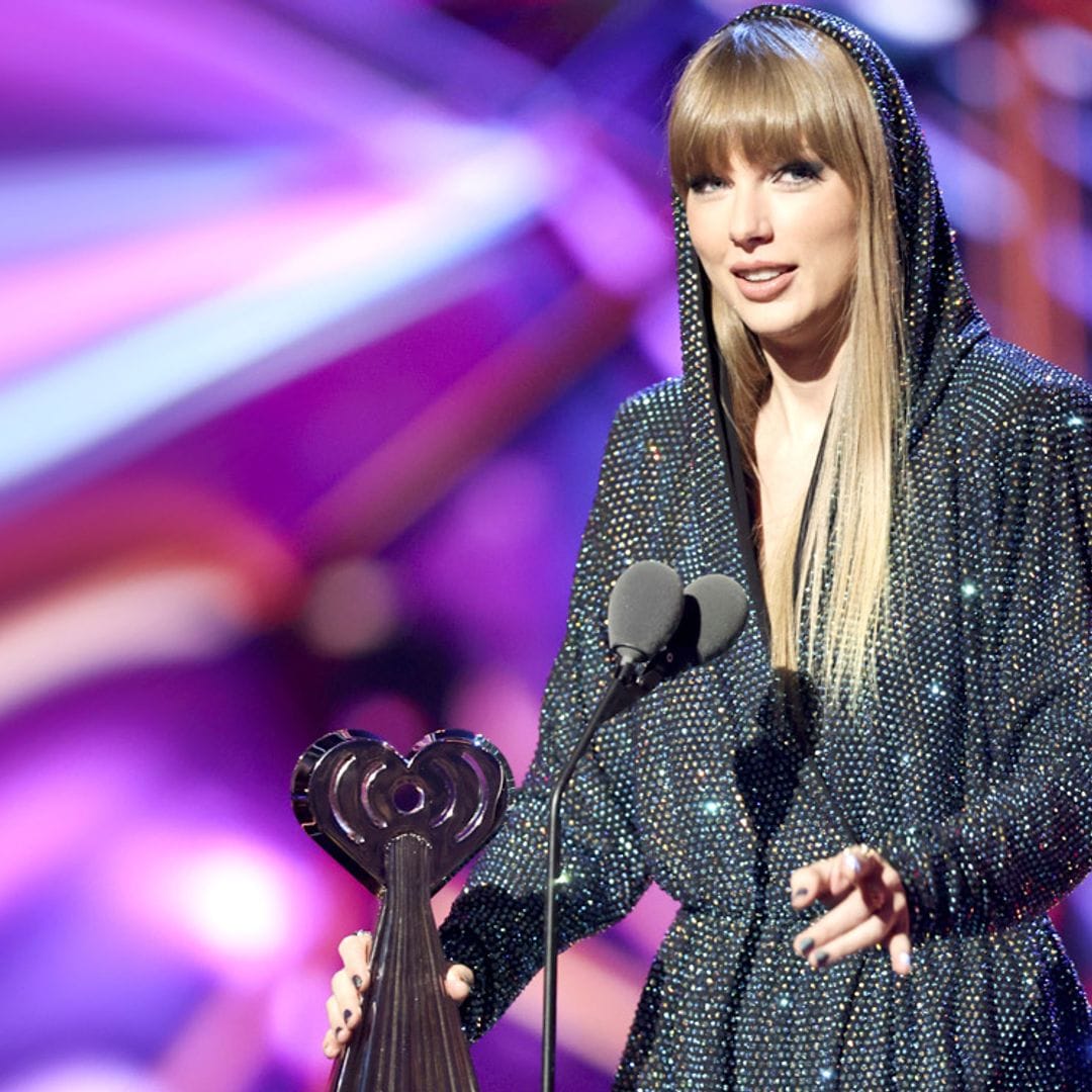 Taylor Swift se apunta a la tendencia de la capucha para su gran noche