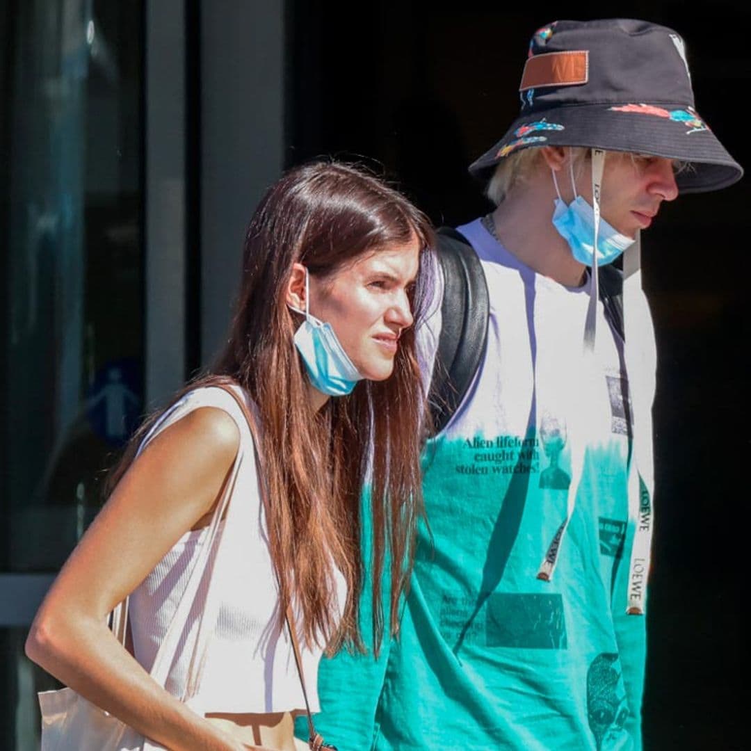 El Rubius aterriza en Ibiza con su chica, Irina Isasia, y su look no pasa desapercibido