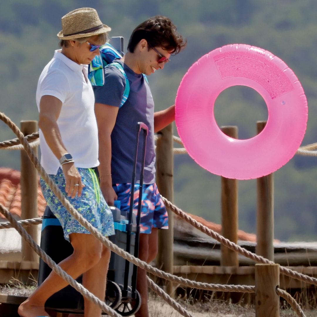 Carlos Baute y su 'modern family': su hijo mayor parece su hermano y él un veinteañero en la playa