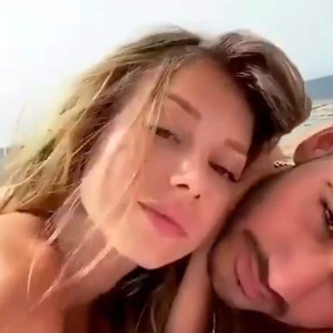 'Playback', bromas y besos en la playa: Ester Expósito disfruta del verano con su chico, Alejandro Speitzer