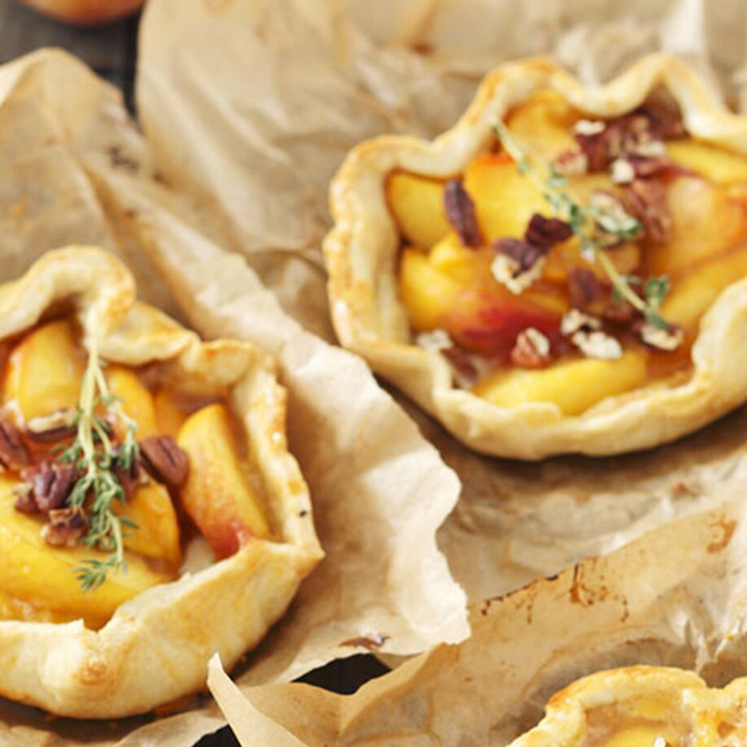 Tartaletas con crema pastelera, melocotón y nueces pecanas