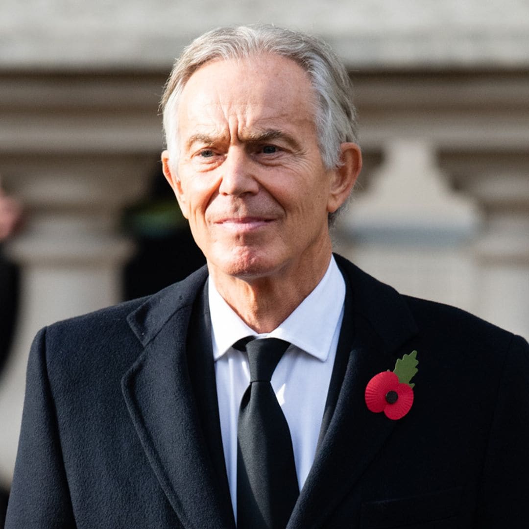 El llamativo cambio de imagen de Tony Blair: melena larga y canosa