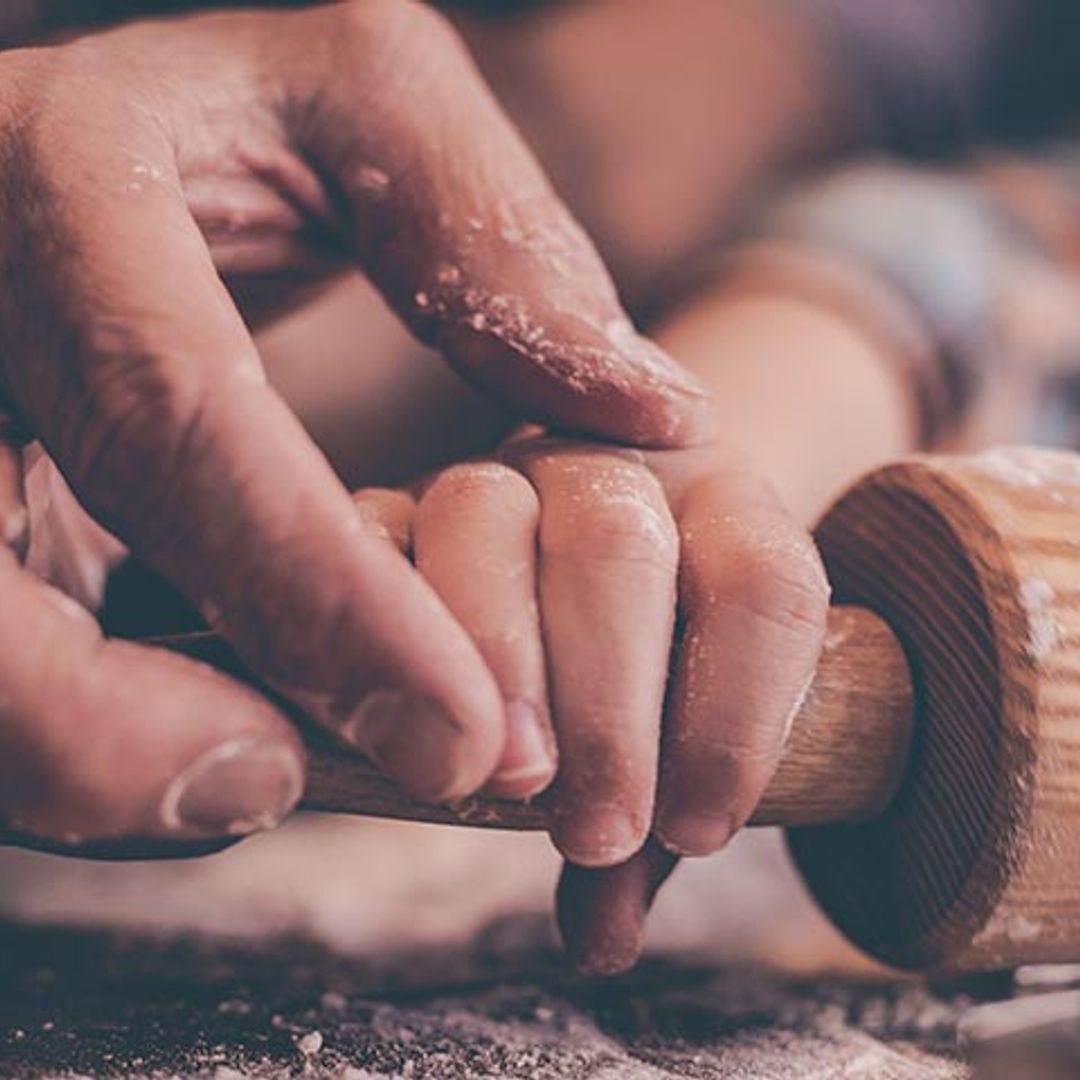 Deja que los niños metan las manos en la masa (y hagan su propia pizza)