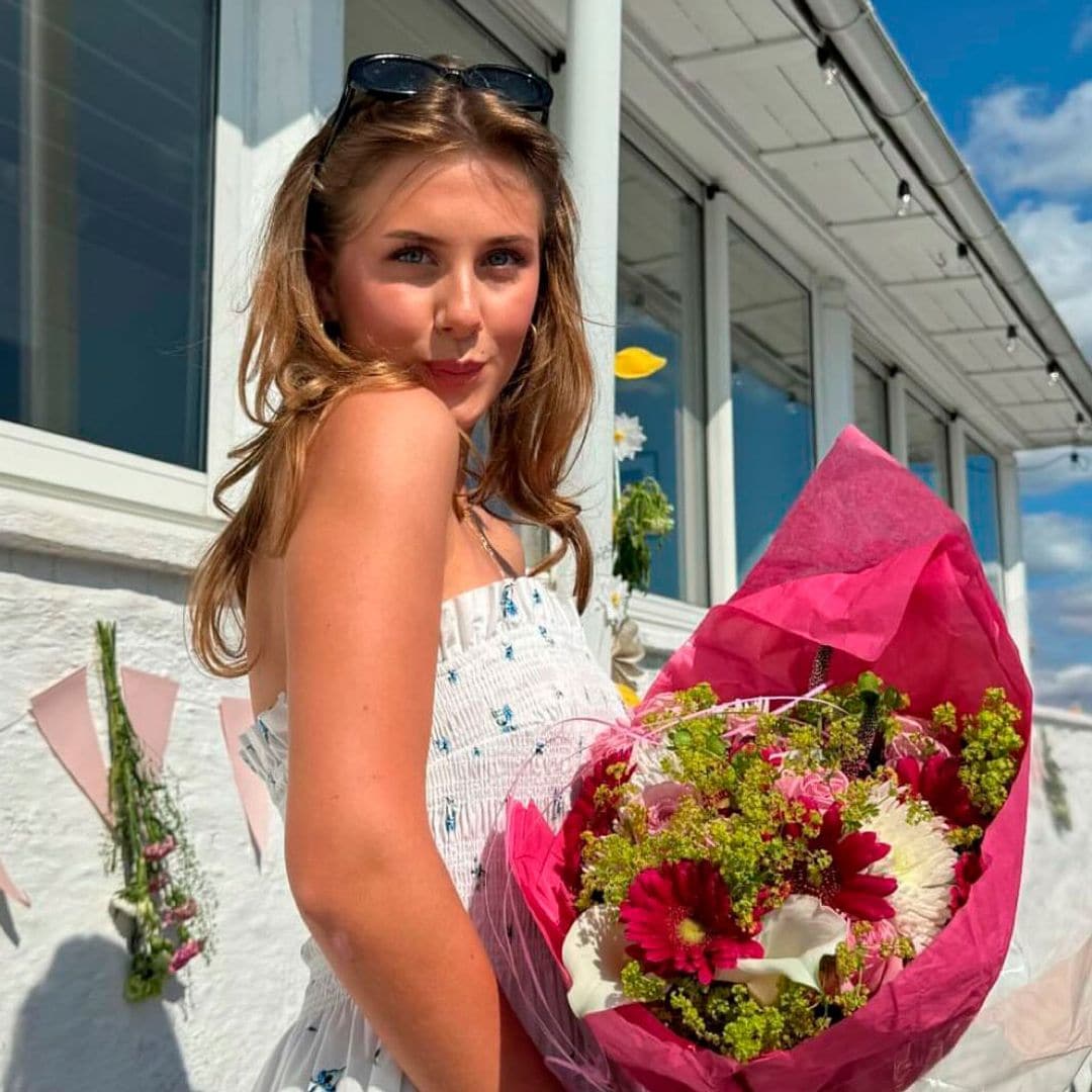 Leah Isadora celebra el lanzamiento de su marca de belleza con un delicado look ‘coquette’
