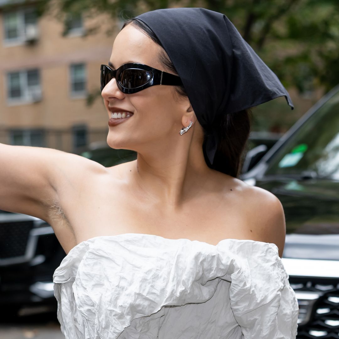 Rosalía con bandana blanca y axilas blancas en el desfile de Calvin Klein en Nueva York