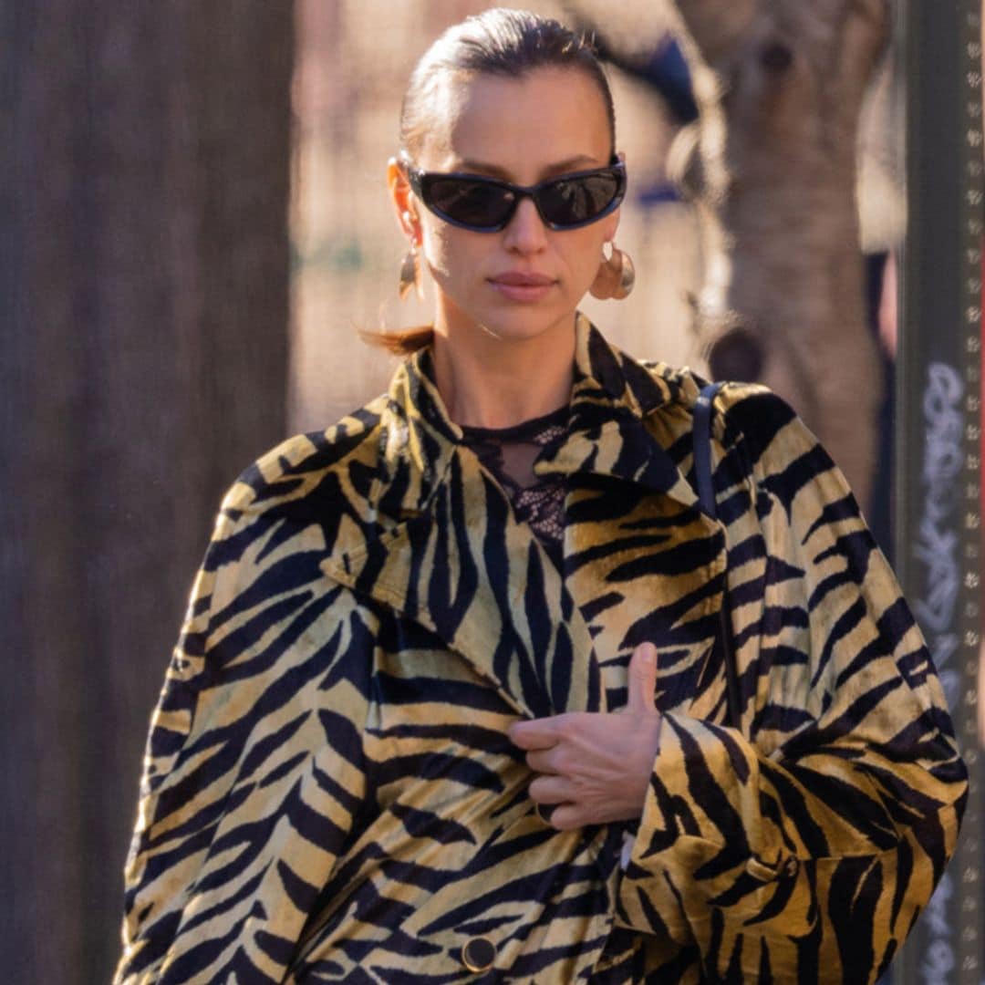 Irina Shayk sorprende con una fórmula de estilo explosiva: 'animal print', encaje y zapatillas