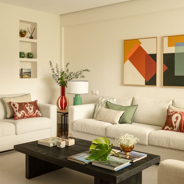 Salón decorado con obras de arte coloridas y modernas