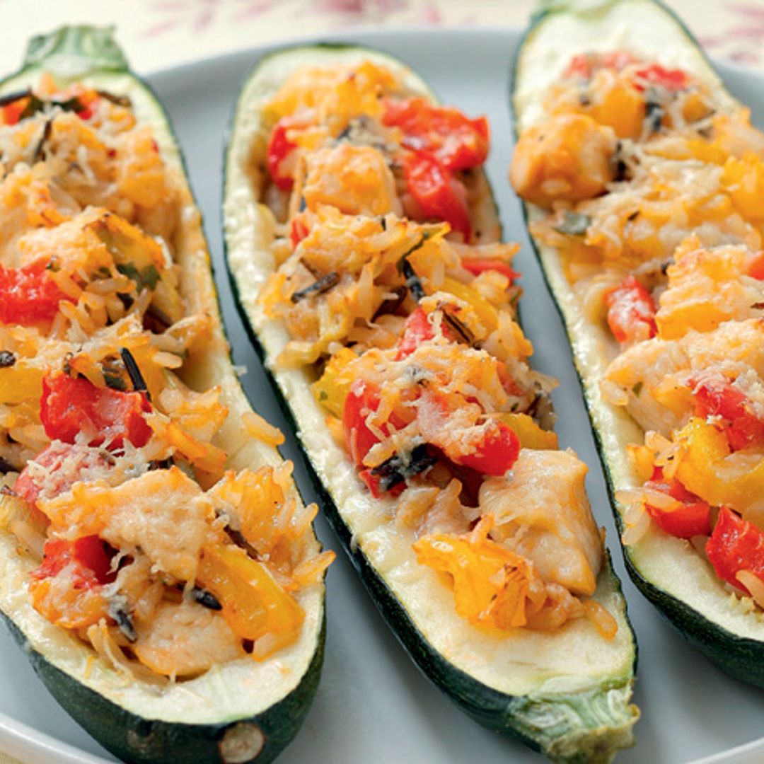 Calabacines rellenos de pollo con pimientos y arroz