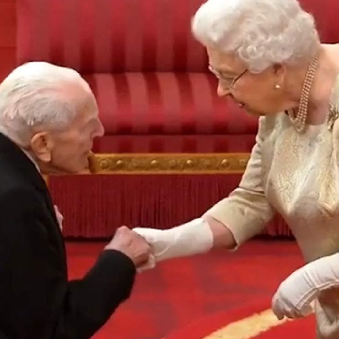 Isabel II, con guantes por primera vez en una ceremonia de investidura ¿es una medida contra el coronavirus?