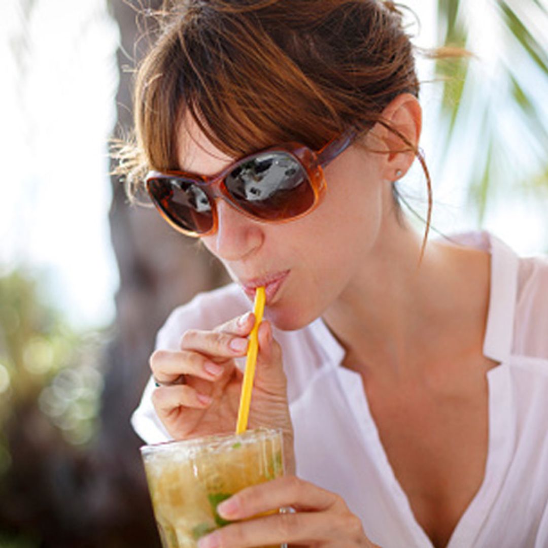 ¿A qué bebidas puedes recurrir para hidratarte con salud este verano?