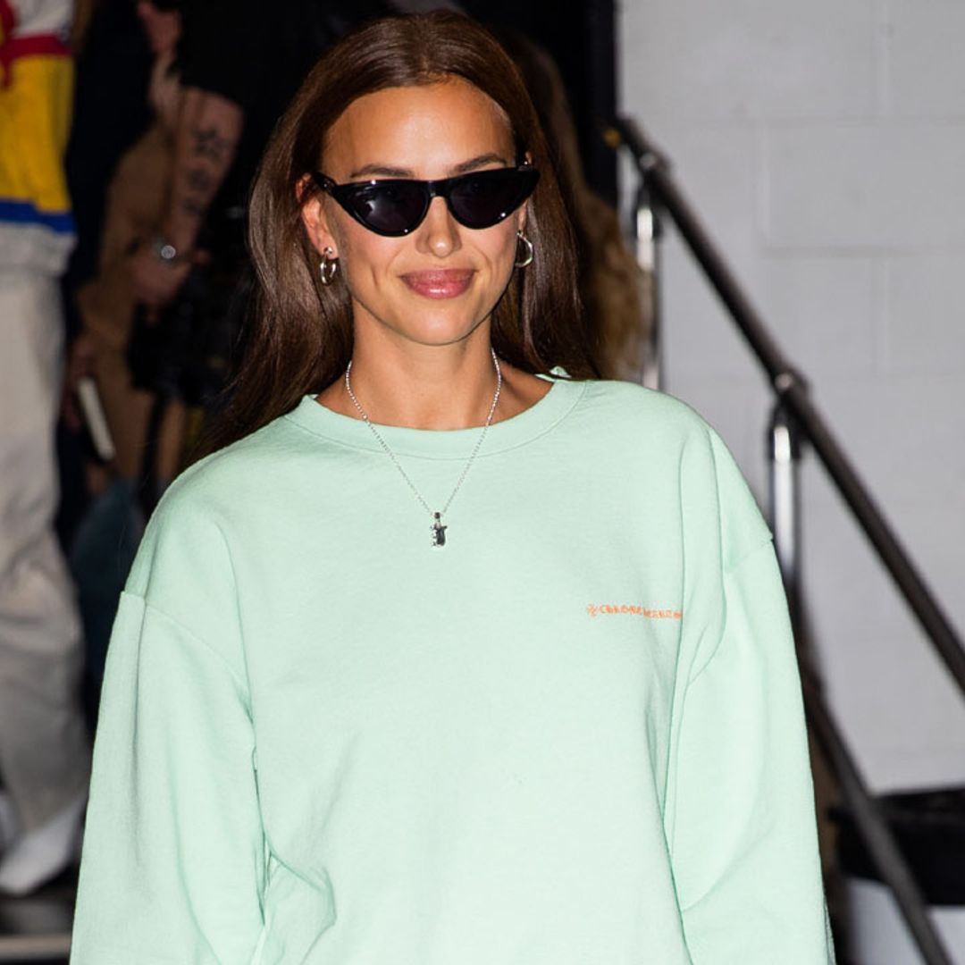 Las botas altas no solo funcionan con vestidos, en primavera Irina Shayk las combina con 'shorts'