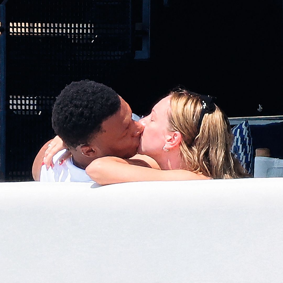 Ester Expósito y Kylian Mbappé enfundados en un apasionado beso