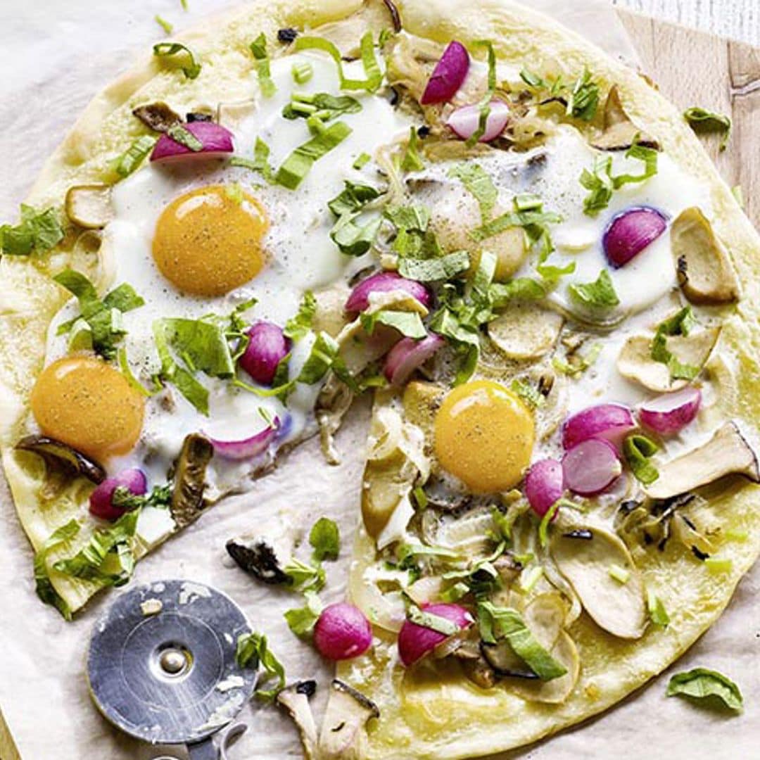 Pizza con setas y huevos