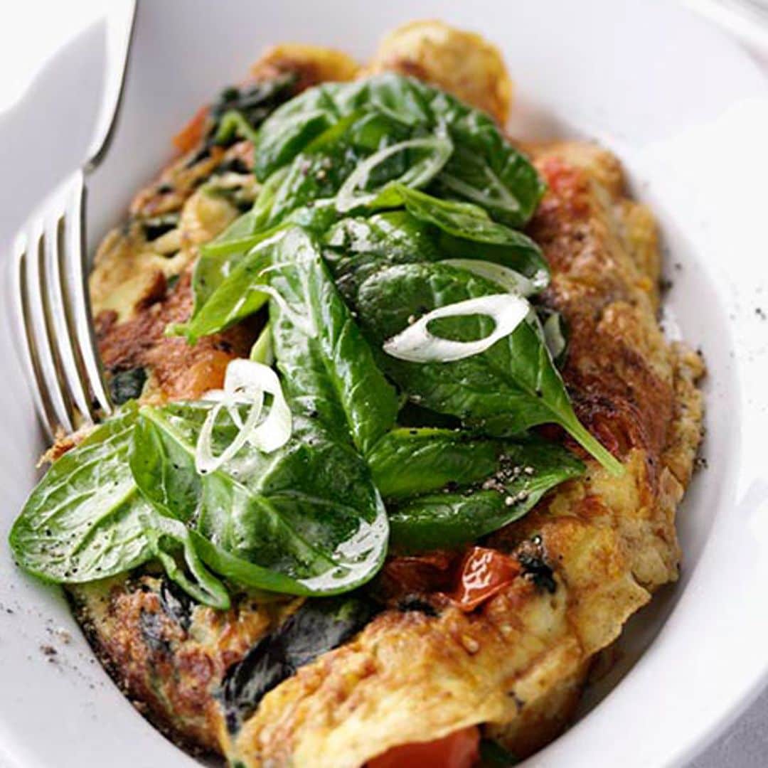 Tortilla de espinacas y tomate con cebolleta aliñada
