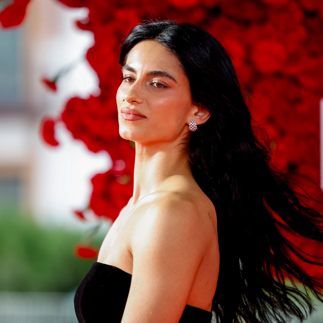 Peluqueros y actrices coinciden: lavar el pelo rizado la noche anterior reduce el frizz y mejora la definición