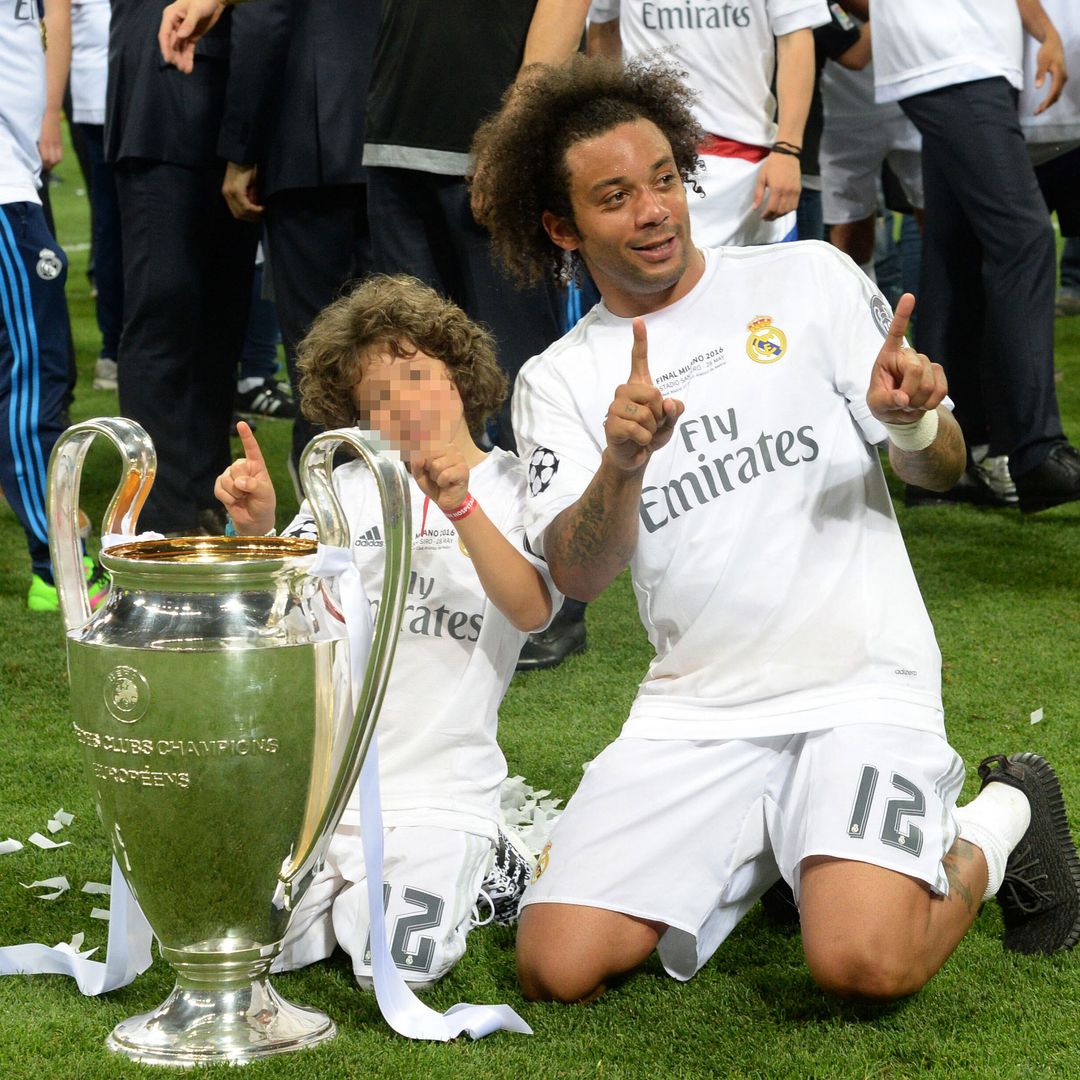 Marcelo celebra la final de la Champions League en 2016 junto a su hijo Enzo