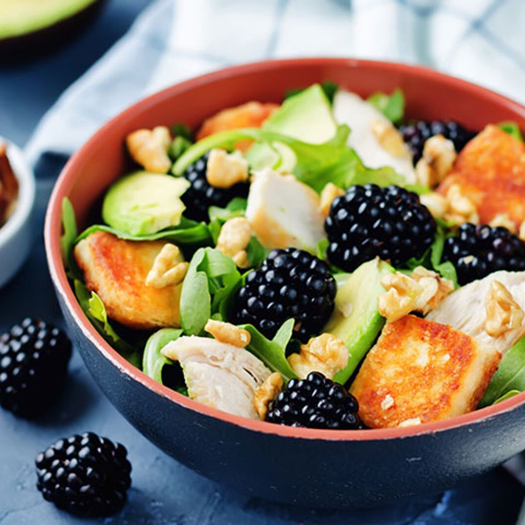 Ensalada de queso de cabra, moras, aguacate y pollo