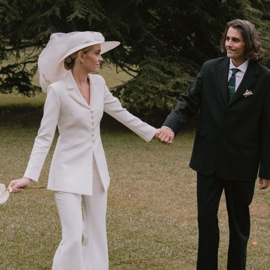Mariola, la novia viral del traje de chaqueta y la pamela que se casó en Asturias