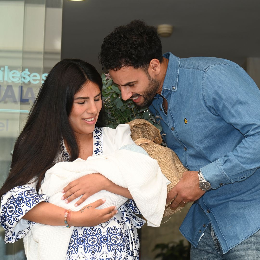 Isa Pantoja abandona el hospital con su recién nacido, junto a su hijo Alberto y su marido