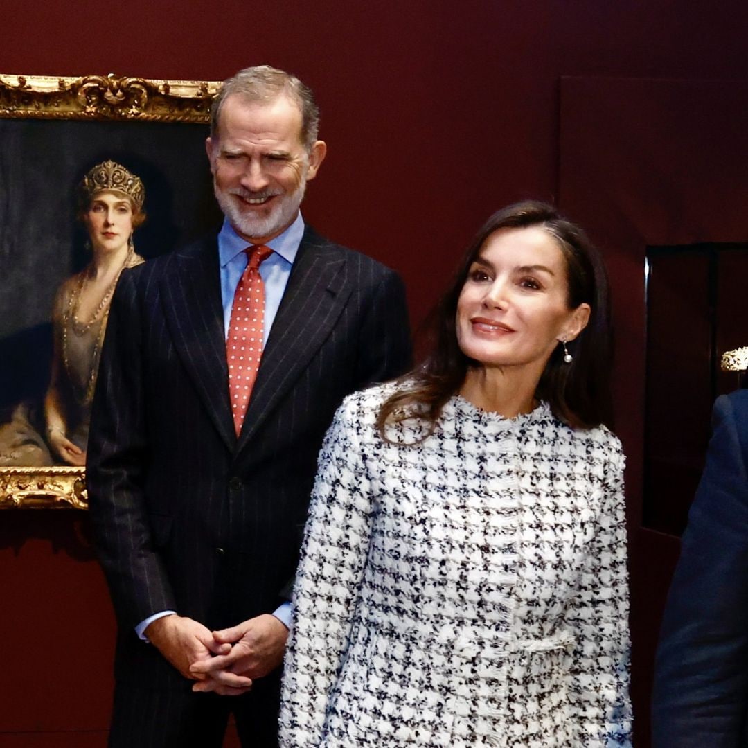 La foto inédita del rey Felipe VI observando su propio bautizo junto a la reina Letizia: un momento lleno de historia