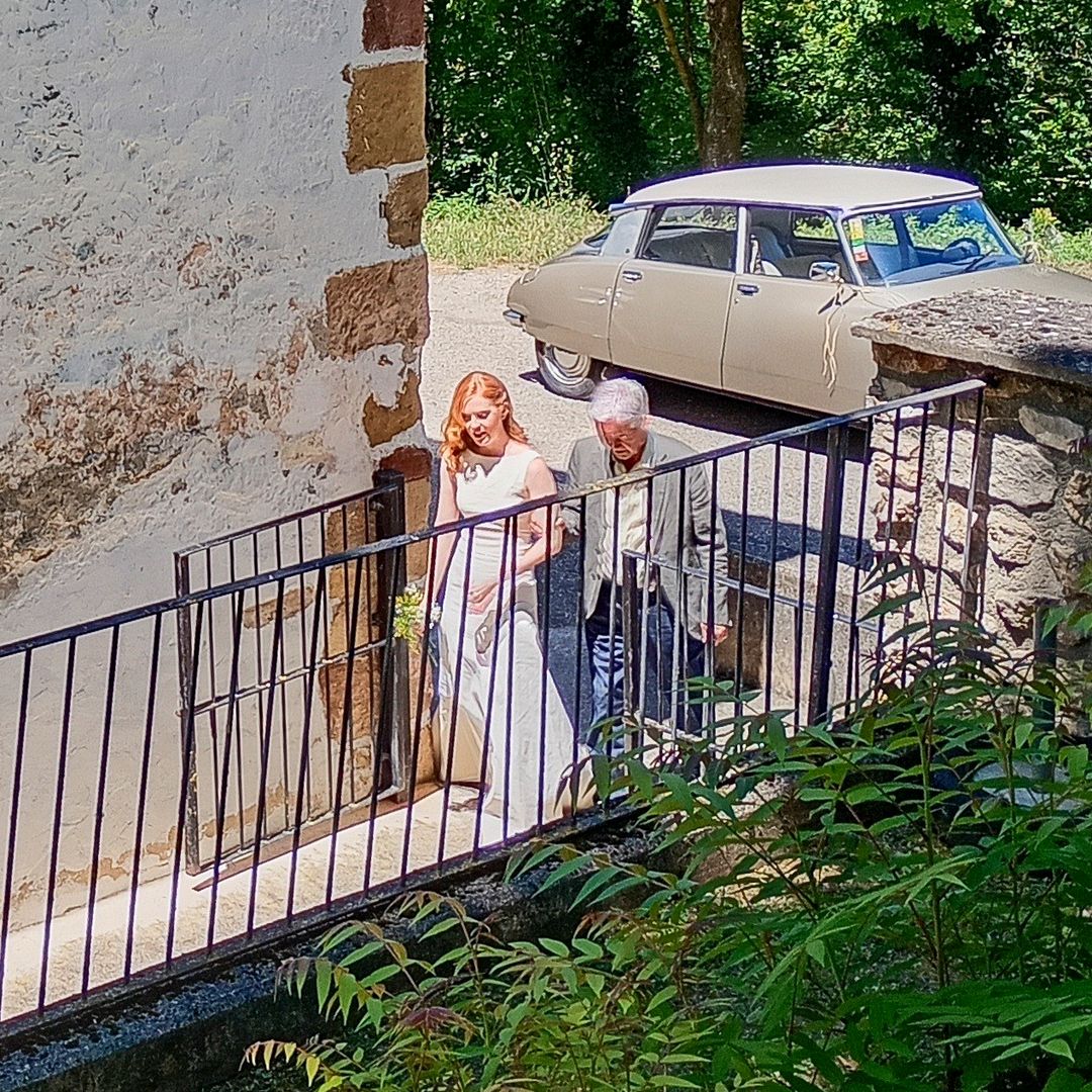 FOTOS EXCLUSIVAS. La exdiputada Lilith Verstrynge se casa con un vestido minimalista y un ramo silvestre