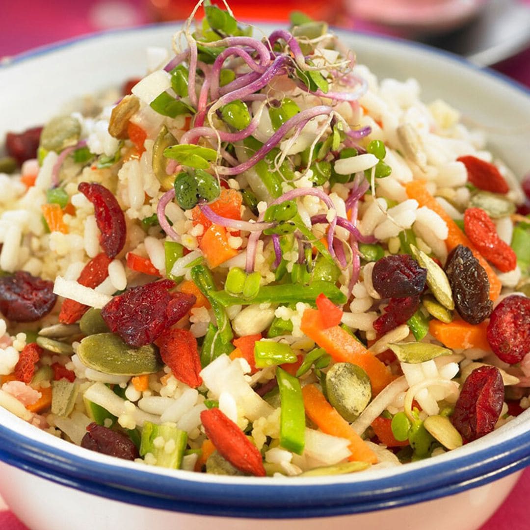 Ensalada de arroz y sémola con arándanos y pipas