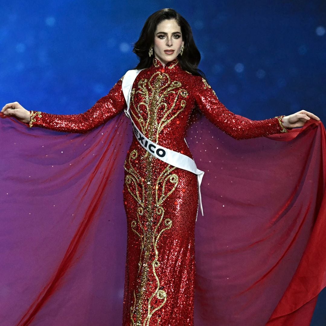 Fátima Bosch se apega a la tradición y luce un vestido rojo en la final de Miss Universe 2025