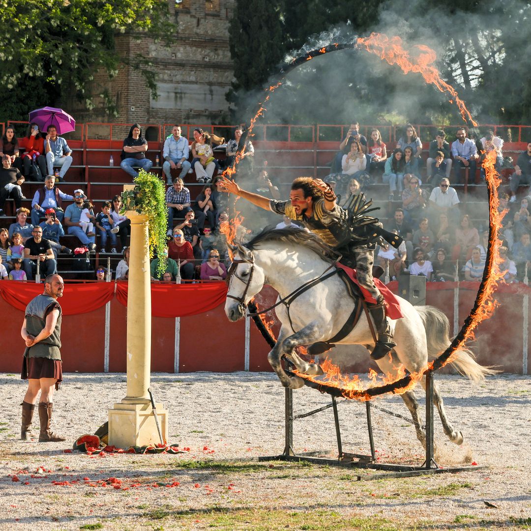 El gran espectáculo romano que puedes vivir a 40 kilómetros de Madrid: gladiadores, desfiles y mercado histórico