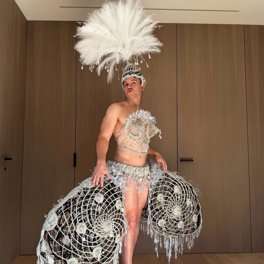 Dabiz Muñoz repite la tradición y se enfunda el último vestido de Cristina Pedroche en las Campanadas: “¡Iguálame!”