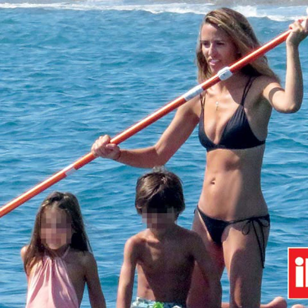 EXCLUSIVA en ¡HOLA!: los Duques de Feria, fotografiados por primera vez junto a sus hijos en la playa