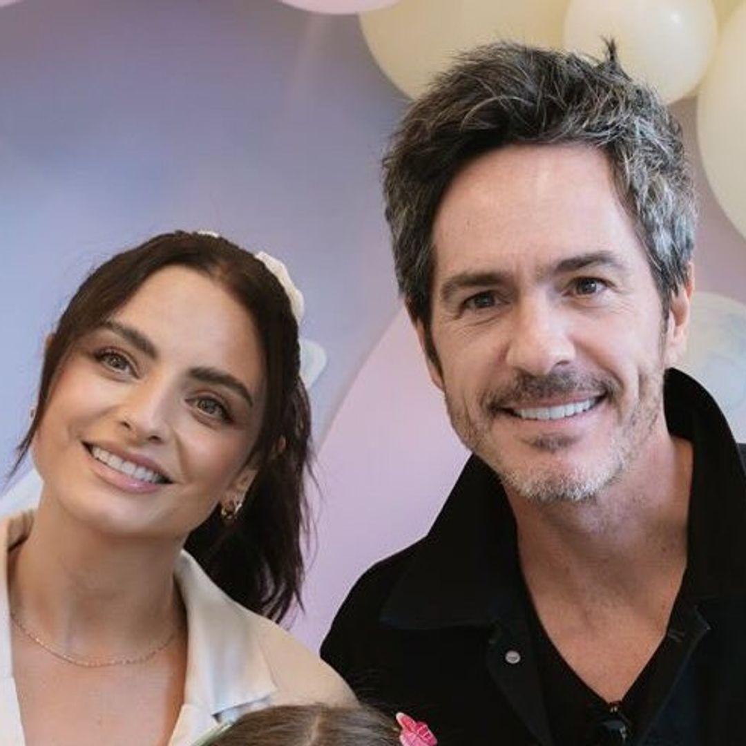 Aislinn Derbez reaparece sonriente junto a Mauricio Ochmann: ‘Se vienen cositas’