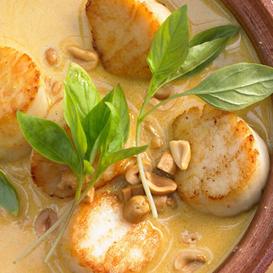 Sopa tailandesa con cacahuete y vieiras