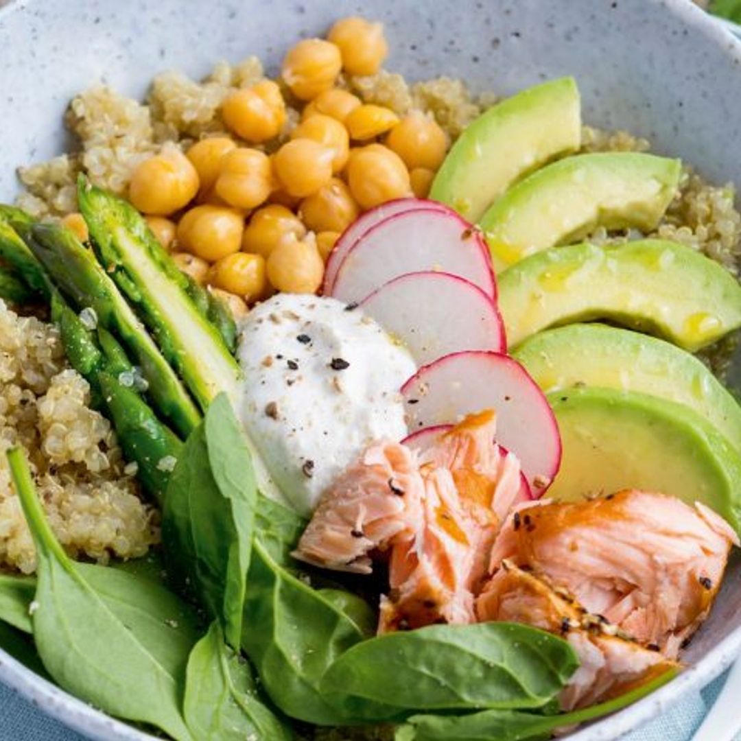 'Bowl' de quinoa y salmón con salsa de yogur