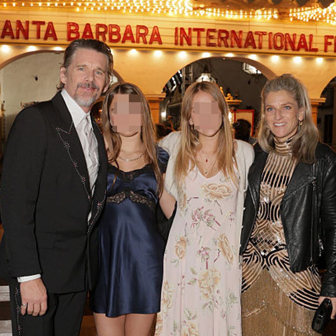 Ethan Hawke, homenajeado en el festival de Santa Bárbara, posa con sus hijas en una aparición familiar nada común