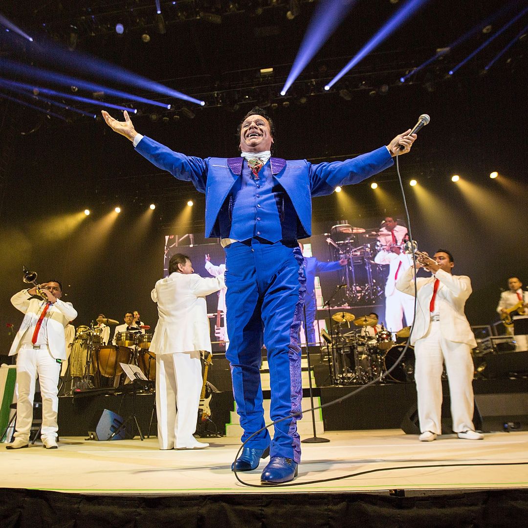 ¡Juan Gabriel vive! Más de 170 mil personas se reúnen en el Zócalo para ver la proyección de su concierto