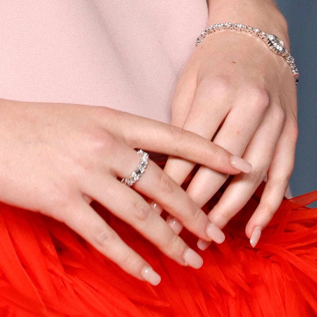 Las uñas naturales regresan con Elle Fanning y sus 7 manicuras de lujo silencioso