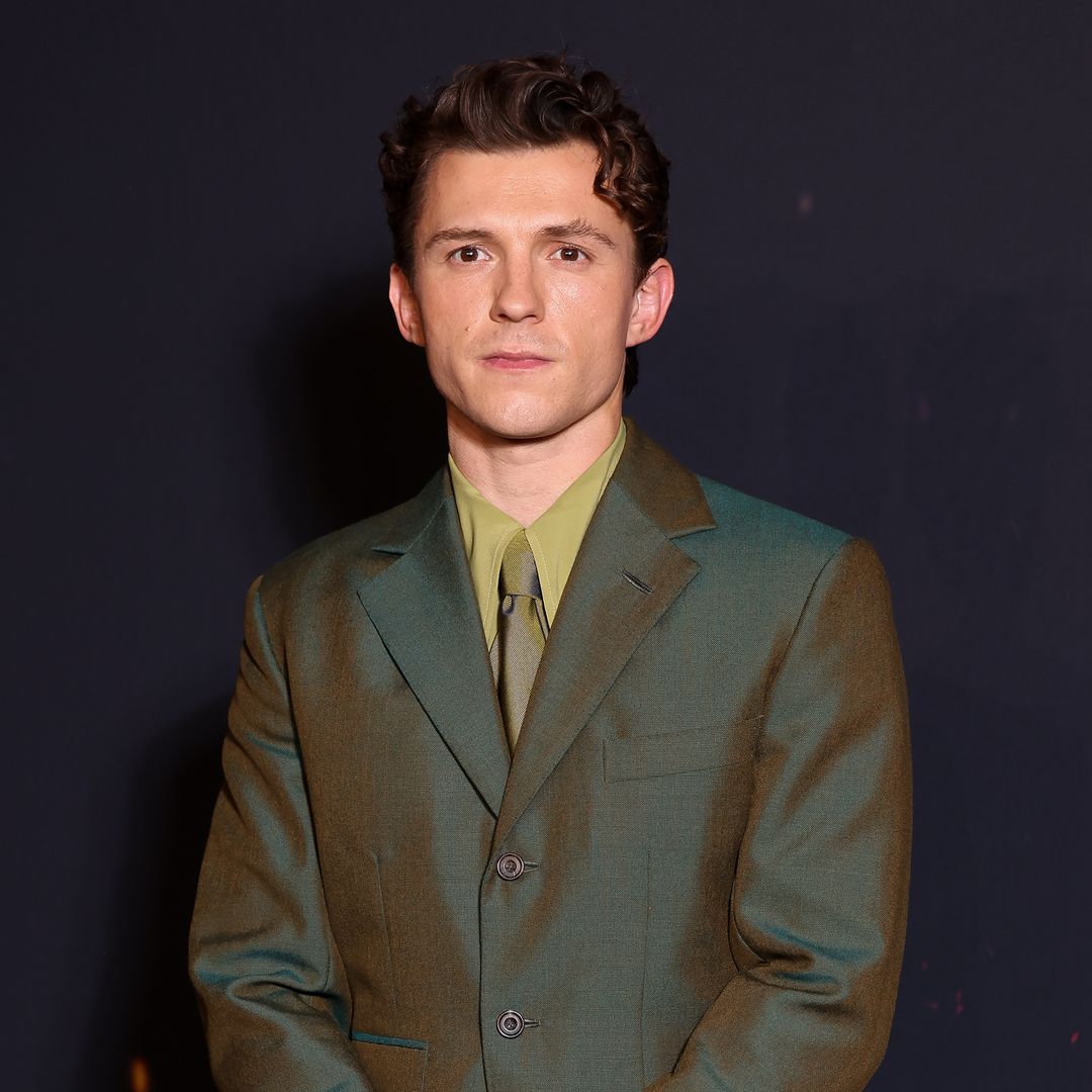 Tom Holland se corona como el rey de la alfombra roja y sus 'looks' lo demuestran