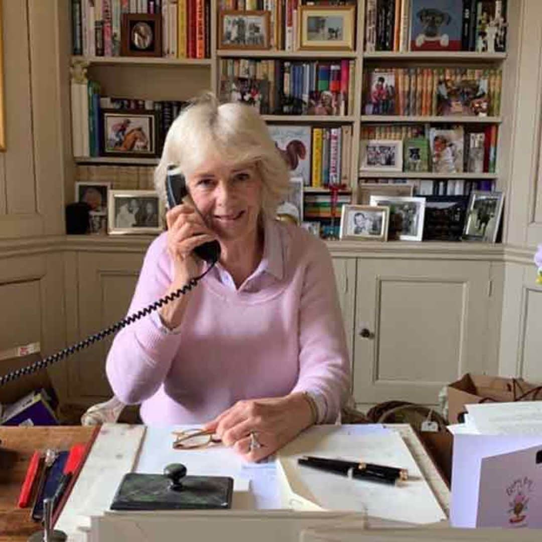 ¿Ves las figuritas de papel de la Familia Real? El despacho de Camilla de Cornualles, al detalle