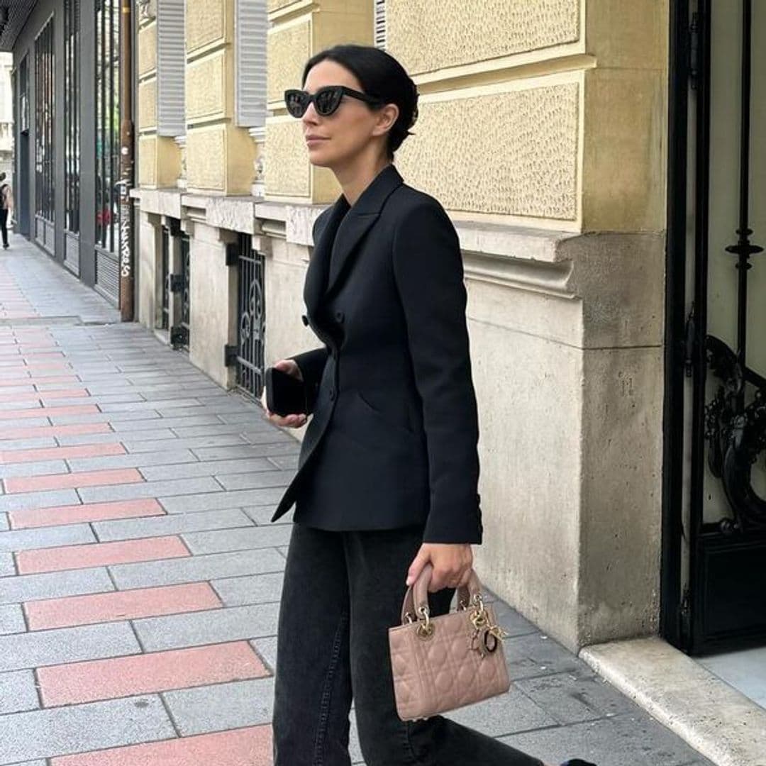 Sassa de Osma con total look negro, chaqueta de Dior y bailarinas