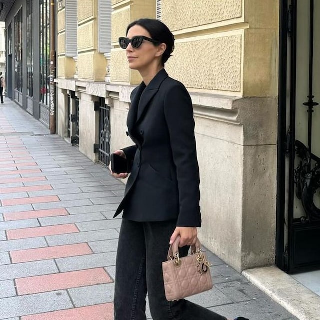 Sassa de Osma con total look negro, chaqueta de Dior y bailarinas