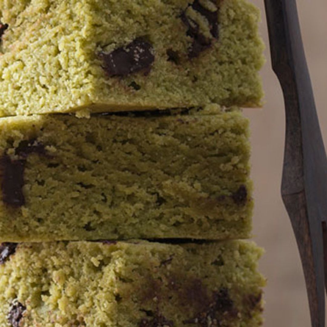 'Brownies' de té 'matcha' con nueces y pepitas de chocolate